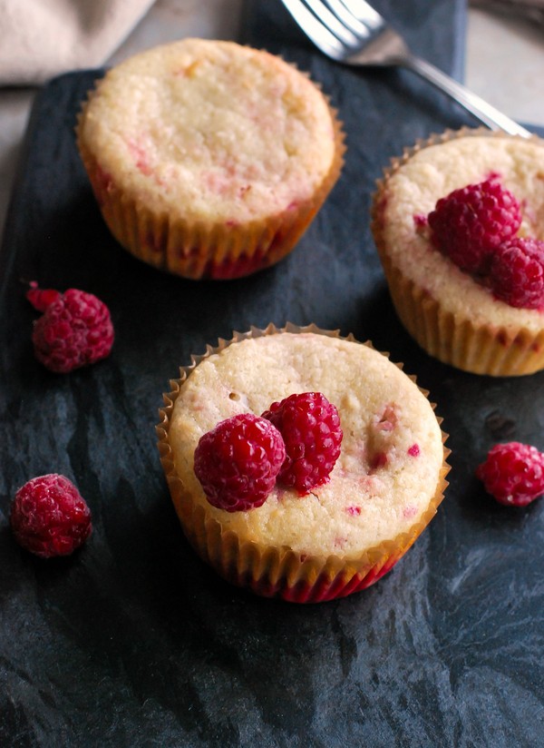 Kladdiga hallonmuffins utan tillsatt socker - Baka Sockerfritt