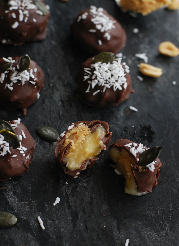 Chokladdoppade bananbitar med jordnötssmör - Baka Sockerfritt
