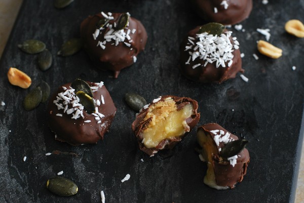 Chokladdoppade bananbitar med jordnötssmör - Baka Sockerfritt