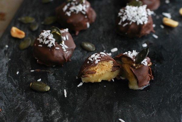 Chokladdoppade bananbitar med jordnötssmör - Baka Sockerfritt
