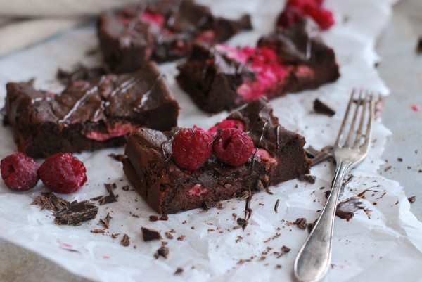 Hallonbrownie med krämig fyllning - Baka Sockerfritt