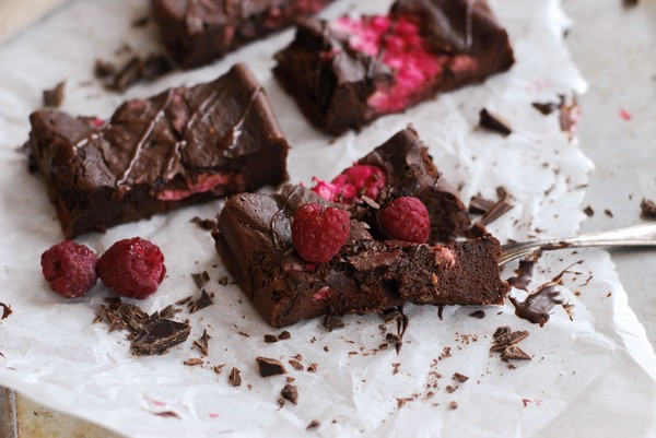 Hallonbrownie med krämig fyllning - Baka Sockerfritt