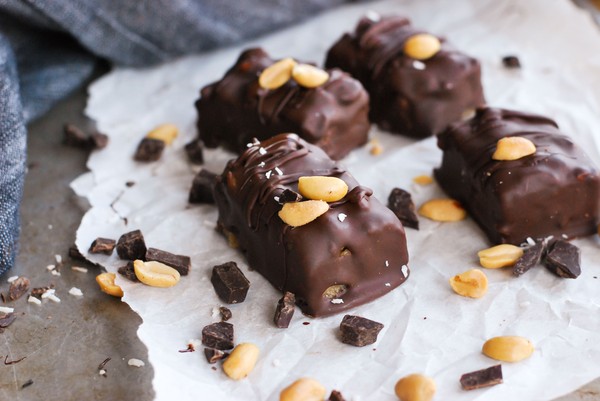 Snickersbarer (no bake, utan tillsatt socker) - Baka Sockerfritt