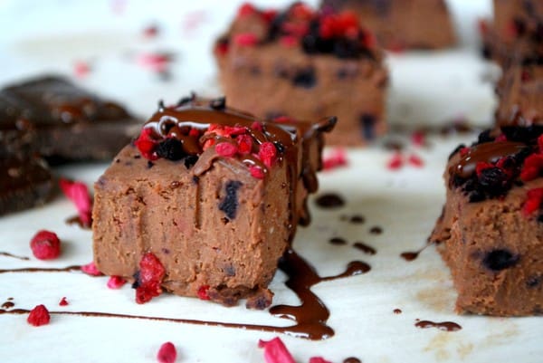 Påskgodis - Chokladfudge med frystorkade bär - Baka Sockerfritt