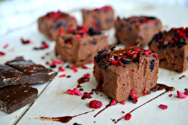 Chokladfudge med naturlig dekoration - Baka Sockerfritt