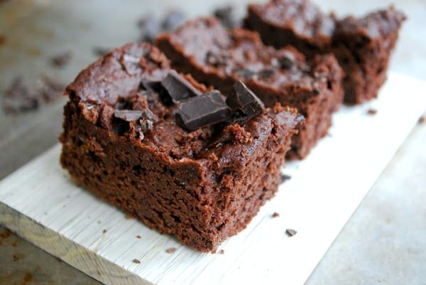 Mandelbrownie - glutenfri och utan tillsatt socker - Baka Sockerfritt