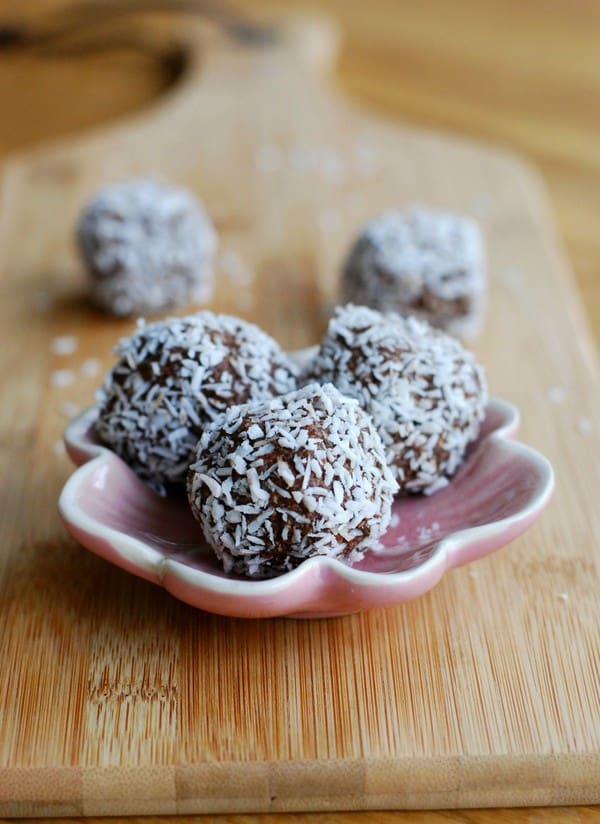 Chokladbollar med cashewnötter - Baka Sockerfritt