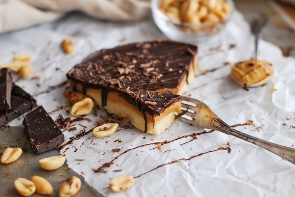Snickerskaka utan tillsatt socker - Baka Sockerfritt