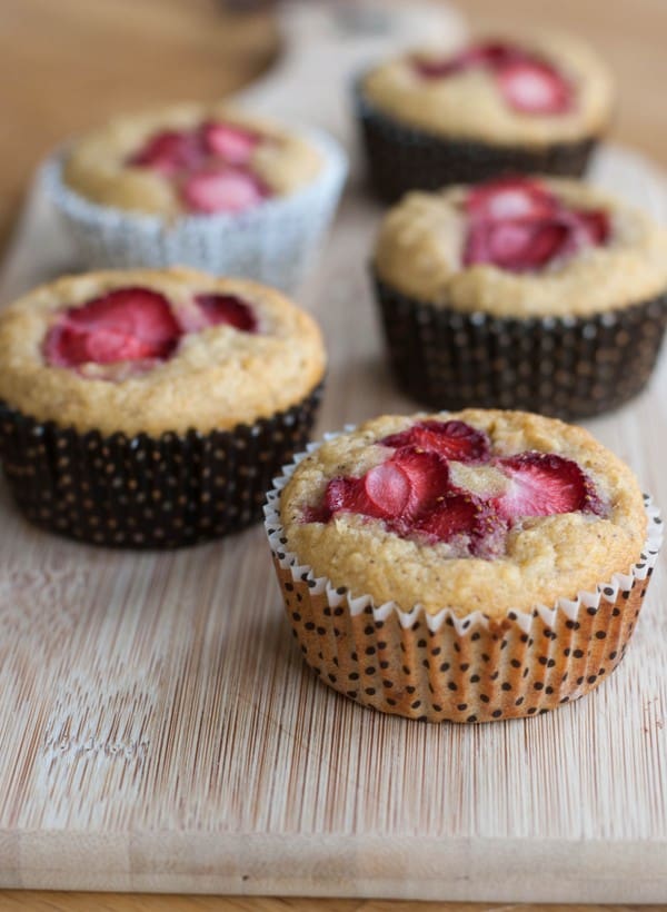 Mazarinbananmuffins med jordgubbar (mejerifria) - Baka Sockerfritt