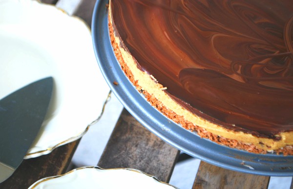 Hasselnötskaka med Snickerstopping - Baka Sockerfritt