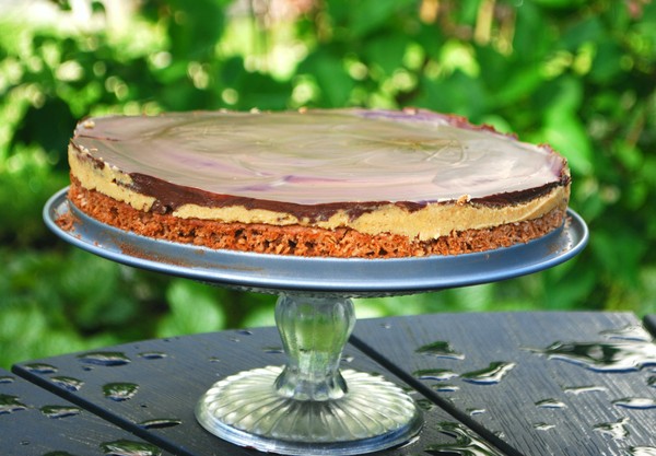 Hasselnötskaka med Snickerstopping - Baka Sockerfritt