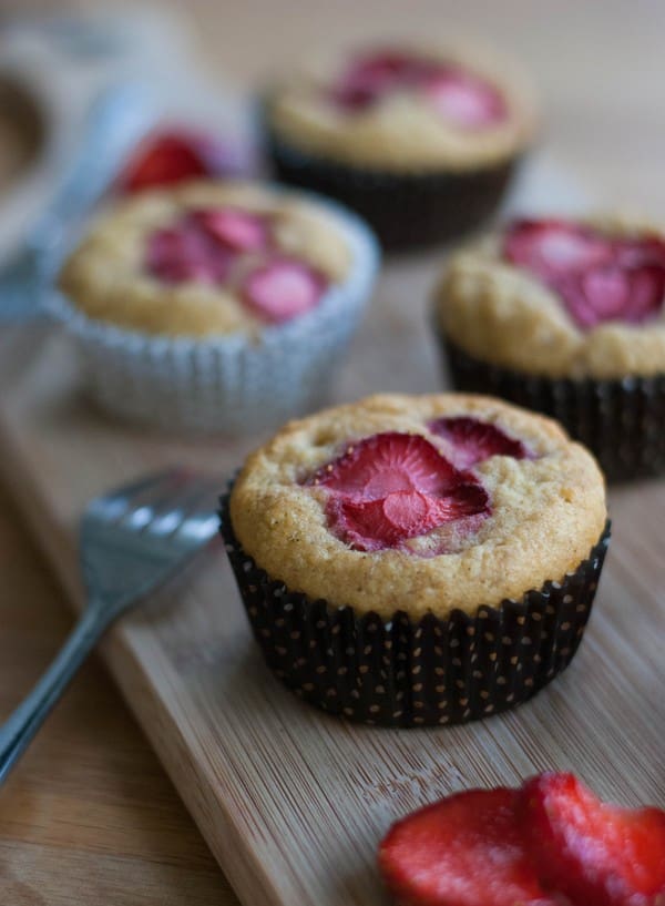 Mazarinbananmuffins med jordgubbar (mejerifria) - Baka Sockerfritt