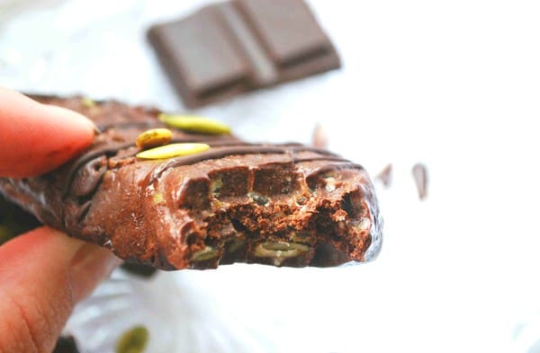 Hemmagjord questbar med choklad och pumpafrö - Baka Sockerfritt
