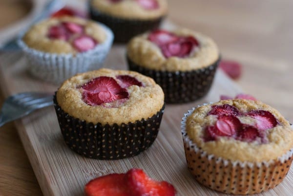 Mazarinbananmuffins med jordgubbar (mejerifria) - Baka Sockerfritt