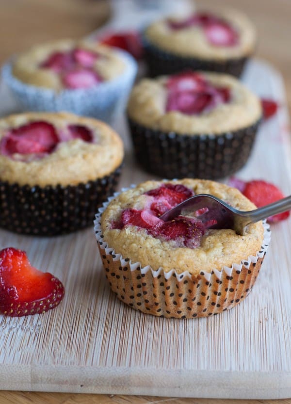 Mazarinbananmuffins med jordgubbar (mejerifria) - Baka Sockerfritt