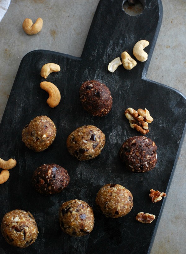Nöt- och fruktbollar med julsmak - Baka Sockerfritt Nöt- och fruktbollar med julsmak - Baka Sockerfritt