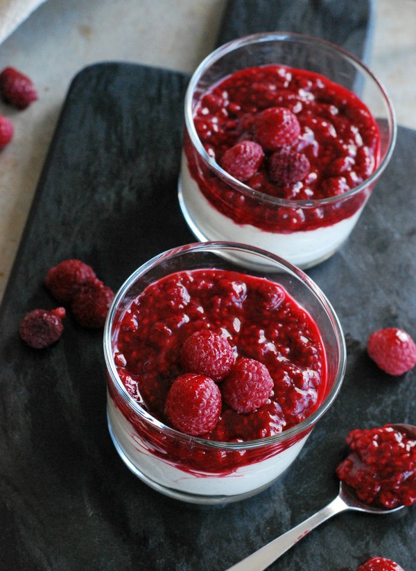 Enkel cheesecakedessert med hallon - Baka Sockerfritt