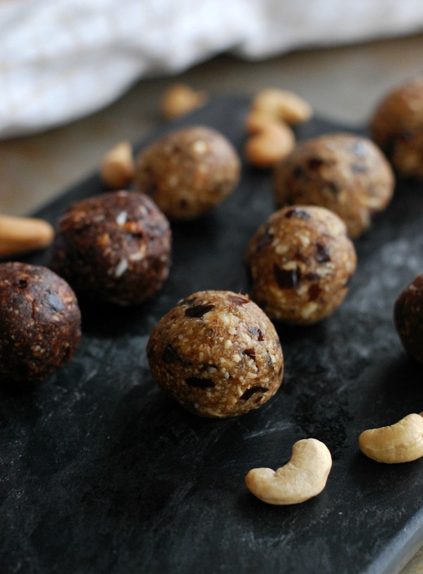 Nöt- och fruktbollar med julsmak - Baka Sockerfritt Nöt- och fruktbollar med julsmak - Baka Sockerfritt
