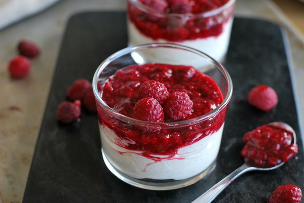 Enkel cheesecakedessert med hallon - Baka Sockerfritt