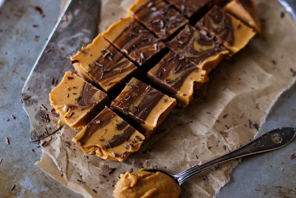 Jordnötsfudge med choklad, utan tillsatt socker - Baka Sockerfritt