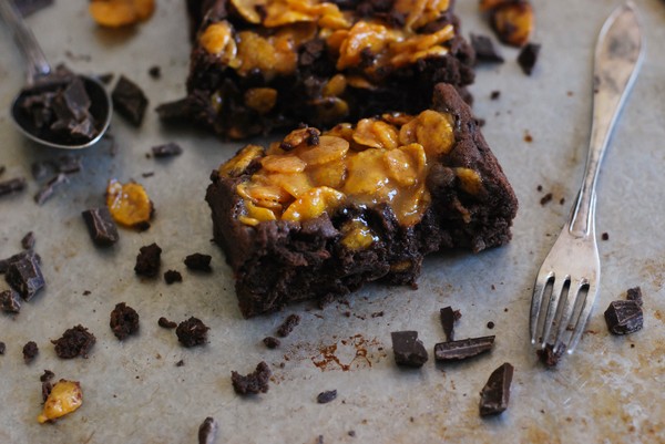 Toscabrownie med cornflakes (glutenfri, utan tillsatt socker) - Baka Sockerfritt