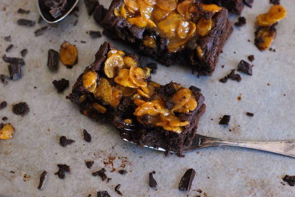Toscabrownie med cornflakes - Baka Sockerfritt