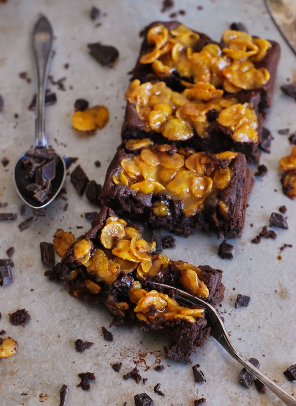 Toscabrownie med cornflakes (glutenfri, utan tillsatt socker) - Baka Sockerfritt