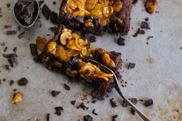 Toscabrownie med cornflakes (glutenfri, utan tillsatt socker) - Baka Sockerfritt