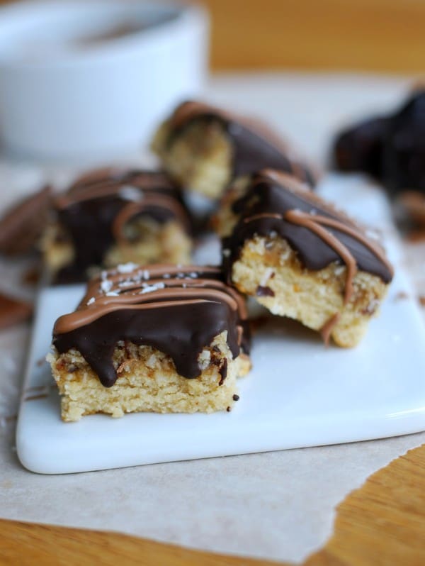 Chokladdoppade kokosbitar med dadlar - Baka Sockerfritt
