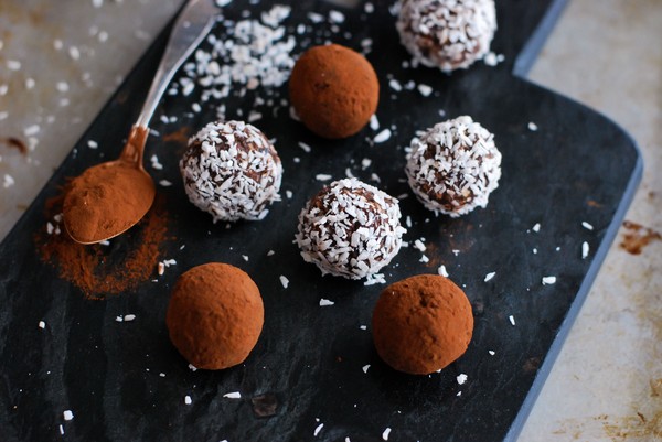 Chokladbollar med kokos och dadlar 2 punkt 0 - Baka Sockerfritt