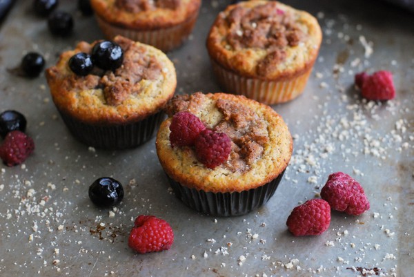 Fräscha bärmuffins med kanelsmul - Baka Sockerfritt