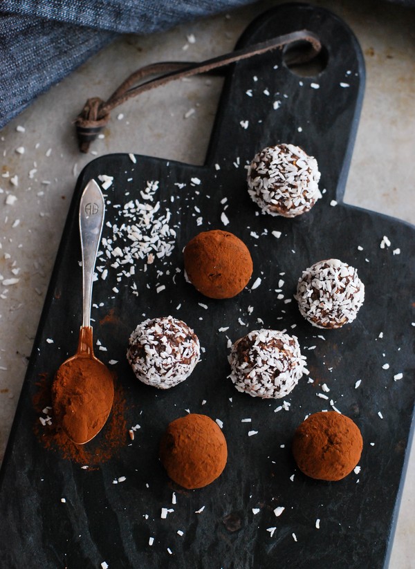 Chokladbollar med kokos och dadlar 2 punkt 0 - Baka Sockerfritt
