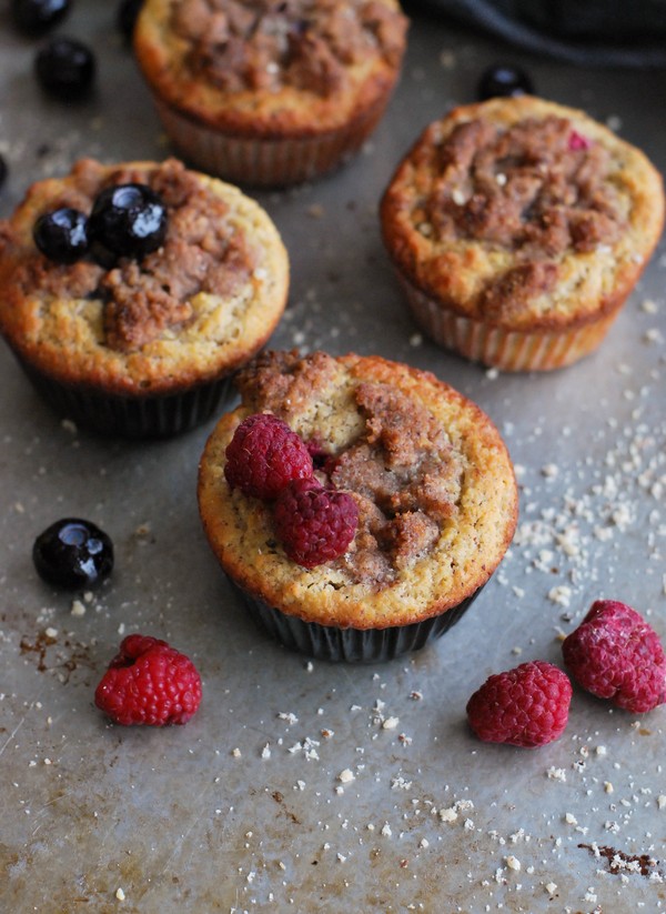 Fräscha bärmuffins med kanelsmul - Baka Sockerfritt
