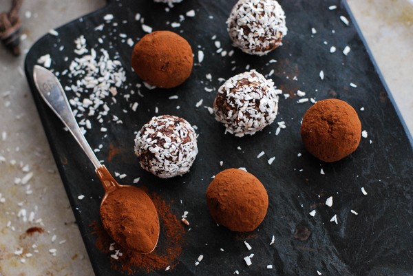 Chokladbollar med kokos och dadlar 2 punkt 0 - Baka Sockerfritt
