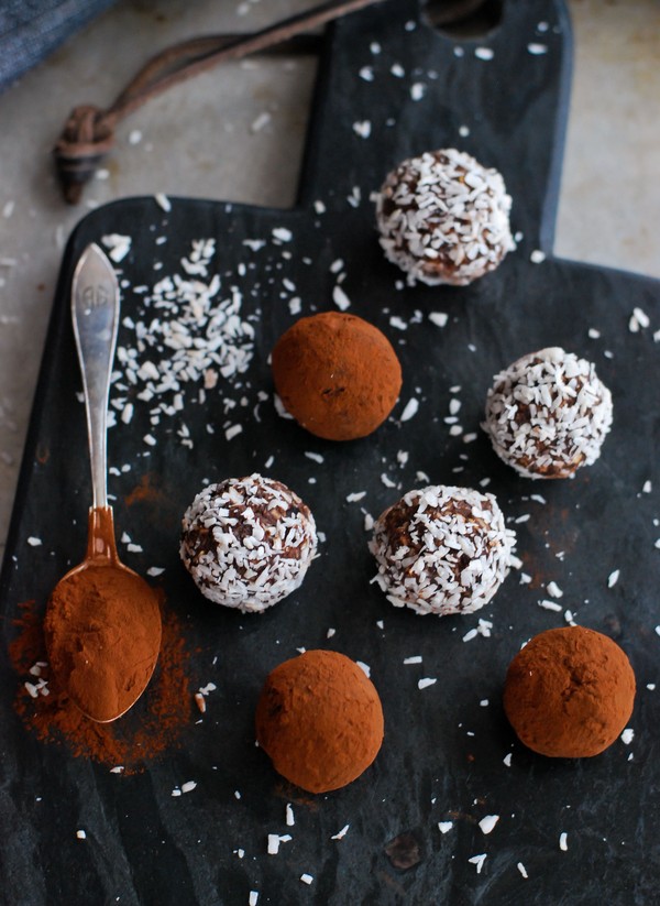 Chokladbollar med kokos och dadlar 2 punkt 0 - Baka Sockerfritt
