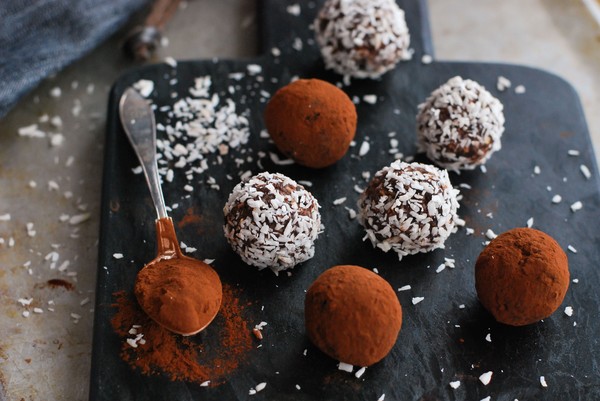 Chokladbollar med kokos och dadlar 2 punkt 0 - Baka Sockerfritt