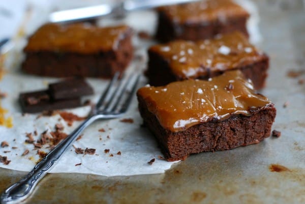 Fantastisk Salted Caramel Brownie - Baka Sockerfritt