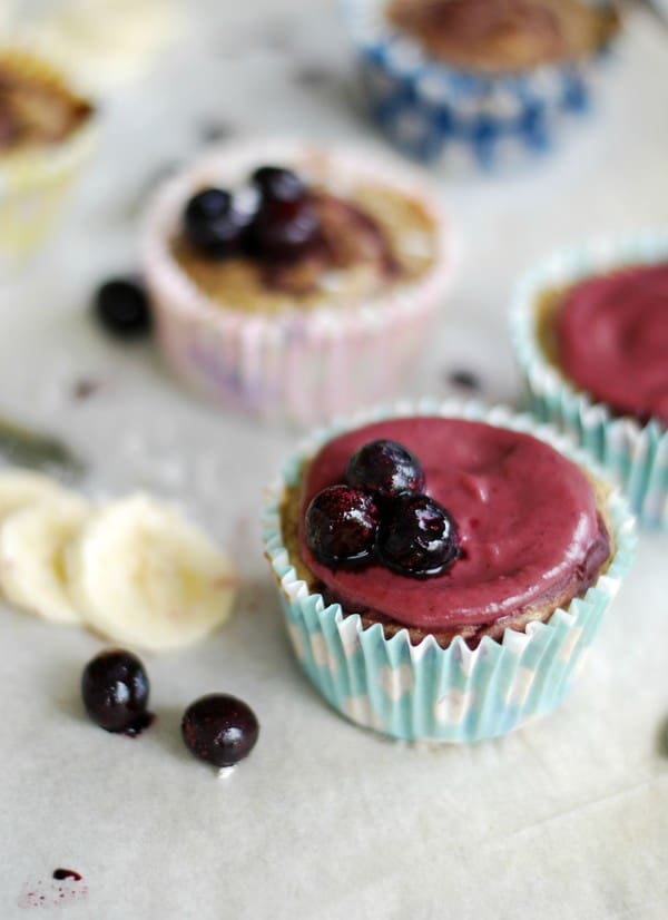 Barnvänliga bananmuffins med blåa bär - Baka Sockerfritt