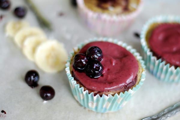 Barnvänliga bananmuffins med blåa bär - Baka Sockerfritt