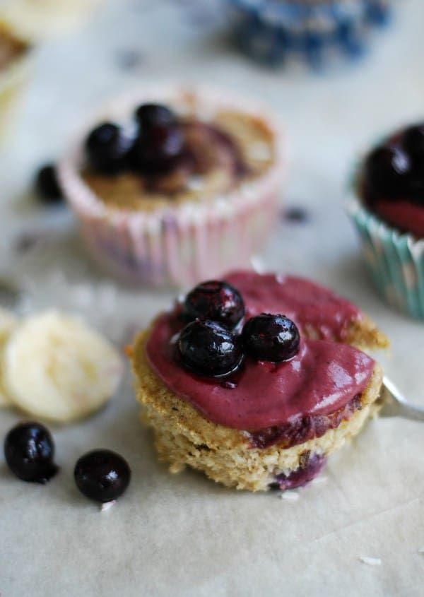 Barnvänliga bananmuffins med blåa bär - Baka Sockerfritt