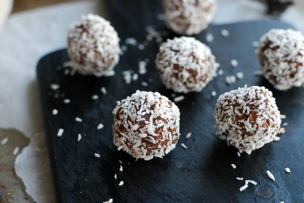 Hälsosamma chokladbollar som snacks - Baka Sockerfritt