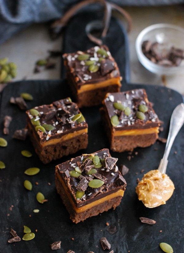 Lyxig brownie med karamell och jordnötssmör - Baka Sockerfritt