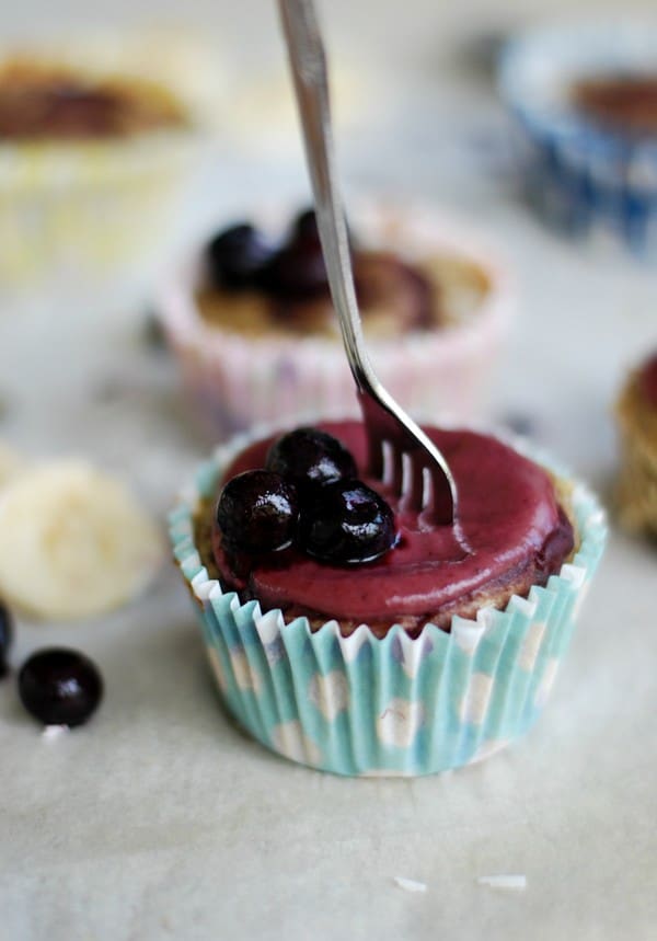 Barnvänliga bananmuffins med blåa bär - Baka Sockerfritt