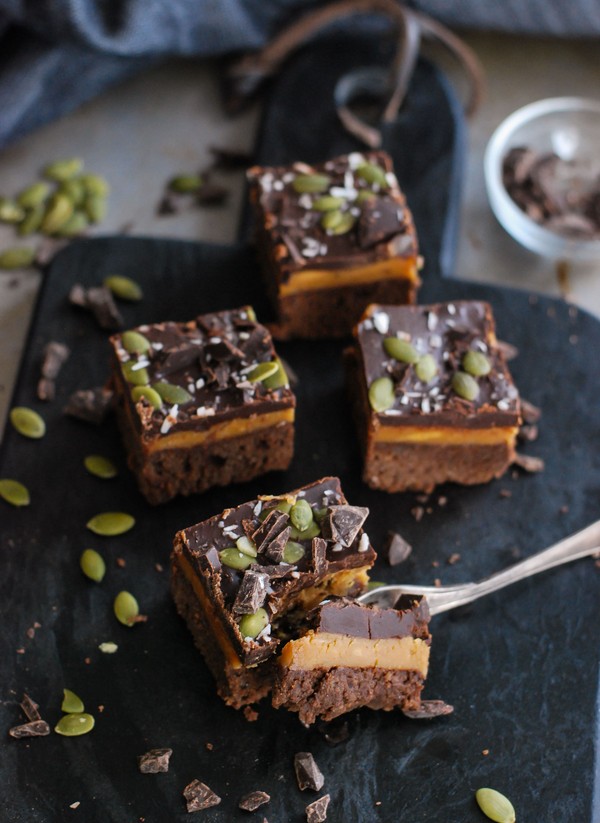 Lyxig brownie med karamell och jordnötssmör - Baka Sockerfritt