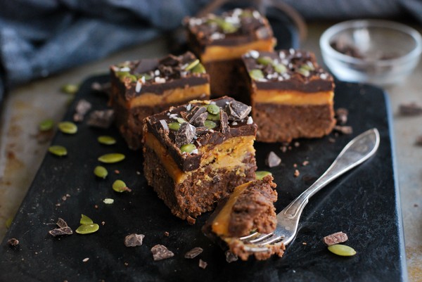 Lyxig brownie med karamell och jordnötssmör - Baka Sockerfritt