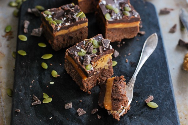 Peanut butter caramel brownie - Baka Sockerfritt