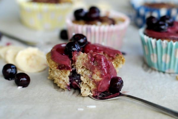 Barnvänliga bananmuffins med blåa bär - Baka Sockerfritt