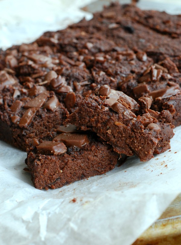Chocolate chip almond brownie (perfekt för barnkalas!) - Baka Sockerfritt
