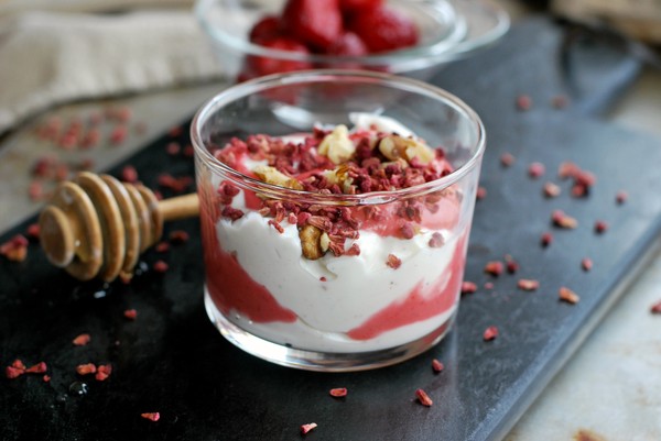 Ricottadessert med jordgubbsrippel - Baka Sockerfritt Ricottadessert med jordgubbsrippel - Baka Sockerfritt