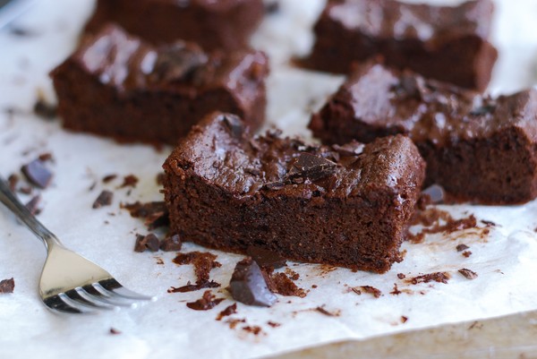 Hälsosam mandelbrownie - Baka Sockerfritt